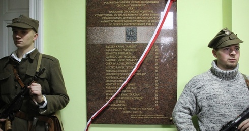 Tablica pamięci żołnierzy wyklętych przed wejściem do sali sesyjnej ratusza