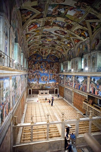 Przygotowania kaplicy sykstyńskiej do konklawe. Na podłodze zamontowano podest, aby wszyscy kardynałowie byli na tym samym poziomie 