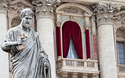 Figura św. Piotra przed fasadą  bazyliki watykańskiej