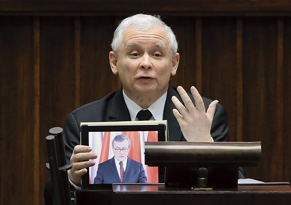 Jarosław Kaczyński przy mównicy sejmowej  z tabletem, z którego odtworzone zostało wystąpienie kandydata PiS na premiera prof. Piotra Glińskiego