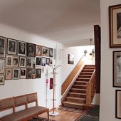 W korytarzach domu portrety słynnych mieszkańców. Przez ostatnich 10 lat życia mieszkała tu Irena Kwiatkowska