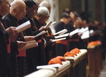  6.03.2013. Rzym. Kardynałowie oczekujący na konklawe zgromadzili się na nieszporach w bazylice św. Piotra.  