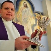 Ks. Krzysztof Błaszczak, kapelan szpitala na płockich Winiarach, pokazuje kielich – dar od papieża Benedykta XVI dla kaplicy św. o. Pio 