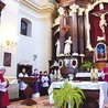 W uroczystości wzięli udział m.in. kapłani pracujący w parafii św. Jana Chrzciciela  