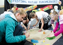 Uczniowie z ZSS nr 39 w Zabrzu przygotowują plakat o szkole swoich marzeń