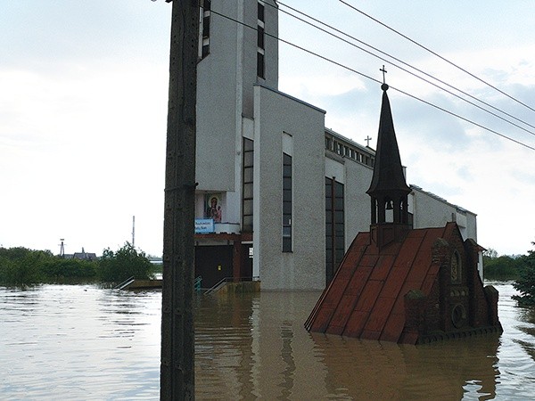 Zalane były i kościół, i zabytkowa kapliczka