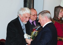 Krzysztof Burek otrzymał statuetkę z krzemienia pasiastego