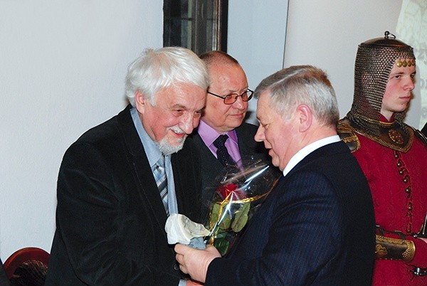 Krzysztof Burek otrzymał statuetkę z krzemienia pasiastego