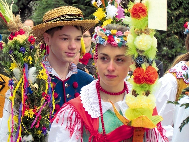  Dodatkową atrakcją są ludowe stroje prezentowane przez gimnazjalistów