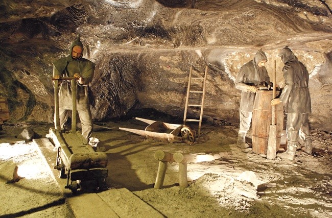Tak kiedyś,  w postaci kamienia, wydobywano sól z kopalni.