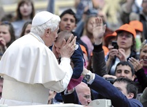Podczas różnych spotkań papież zawsze brał na ręce dzieci  i błogosławił je 
