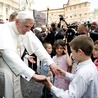 Podczas cotygodniowych audiencji na Placu św. Piotra  Benedykt XVI często spotykał się z dziećmi, tu w czerwcu 2006 r. 