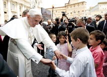 Podczas cotygodniowych audiencji na Placu św. Piotra  Benedykt XVI często spotykał się z dziećmi, tu w czerwcu 2006 r. 