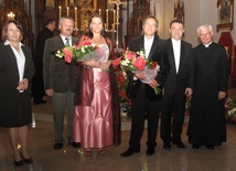 Robert Grudzień po jednym z koncertów w stromieckim kościele (drugi z prawej)