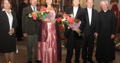 Robert Grudzień po jednym z koncertów w stromieckim kościele (drugi z prawej)