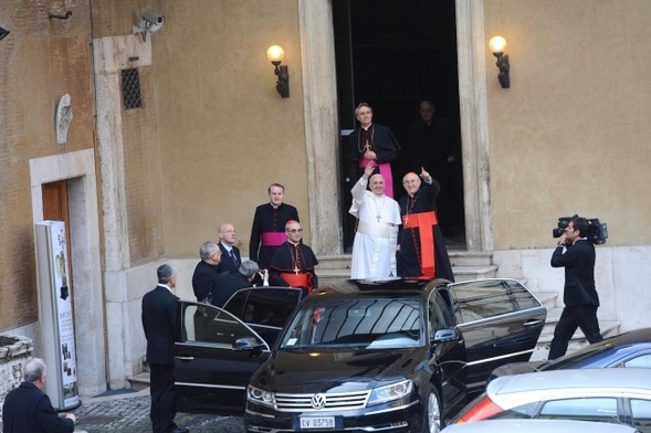 Pierwszy wyjazd papieża. Nie chciał limuzyny