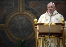 Papież: Tylko niosąc Krzyż zbudujemy Kościół