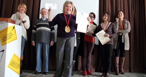 Znawców ortografii jest wielu, ale mistrzyni tylko jedna - Dorota Pawłowska (na pierwszym planie)
