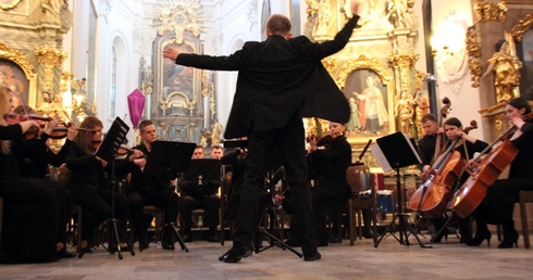 Młodzieżowa Orkiestra Symfoniczna "Sonus" zainaugurowała swoje występy w bazylice katedralnej w Łowiczu