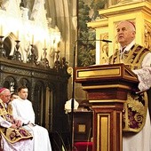 W katedrze na Wawelu krakowianie  pod przewodnictwem biskupów modlili się o światło i moc Ducha Świętego  dla papieża Franciszka