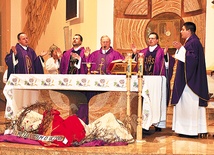 Msza dziękczynna za pontyfikat papieża Benedykta XVI zgromadziła wielu kapłanów i wiernych