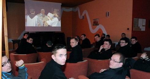 Na czas Mszy św. inaugurującej pontyfikat zostały zawieszone wykłady, a klerycy zebrali się w sali telewizyjnej