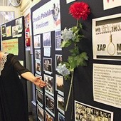  Beata Markowicz, dyrektor szkół KTK, prezentuje wystawę o projekcie licealistów: „Dumni z historii Polski”