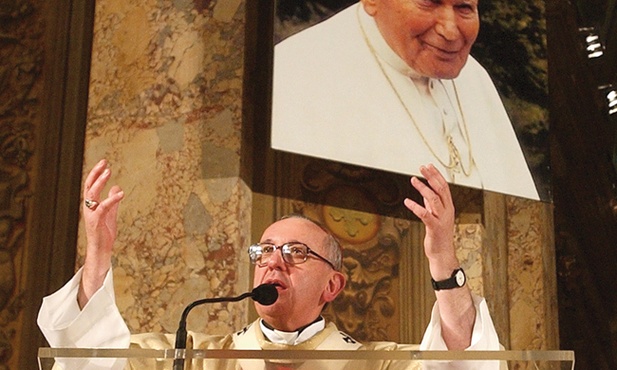 Rok 2005. Kard. Bergoglio podczas Mszy św. po śmierci Jana Pawła II. Podczas konklawe w 2005 r. prymas Argentyny był wymieniany wśród kandydatów na papieża. Wówczas ponownie pojawiły się głosy oskarżeń o jego współpracę z Videlą