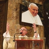Rok 2005. Kard. Bergoglio podczas Mszy św. po śmierci Jana Pawła II. Podczas konklawe w 2005 r. prymas Argentyny był wymieniany wśród kandydatów na papieża. Wówczas ponownie pojawiły się głosy oskarżeń o jego współpracę z Videlą
