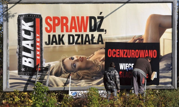 Oto przykład seksualizacji w reklamie. Jeden z wielu