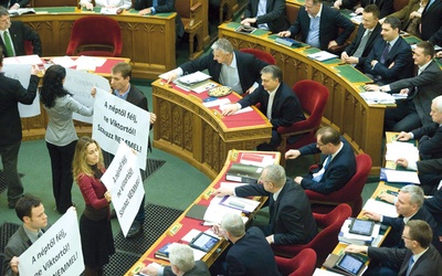 Spór o poprawki do Konstytucji toczył się w parlamencie do głosowania