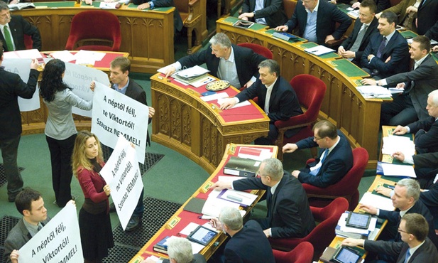 Spór o poprawki do Konstytucji toczył się w parlamencie do głosowania