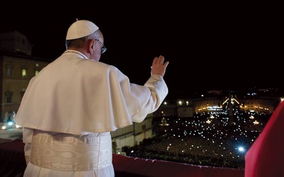 Papież Franciszek w loggii błogosławieństw bazyliki watykańskiej, nieco onieśmielony tłumem wiwatującym  na placu św. Piotra
