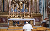 Papież Franciszek modli się przed obrazem Salus Populi Romani w bazylice Santa Maria Maggiore