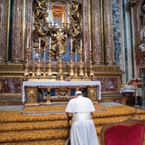 Papież Franciszek modli się przed obrazem Salus Populi Romani w bazylice Santa Maria Maggiore