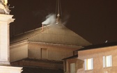 13 marca 2013 r., godz. 19.07. Z komina na dachu Kaplicy Sykstyńskiej wydobywa się biały dym. To oznacza, że kardynałowie wybrali papieża