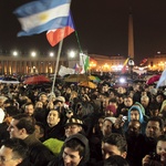 Rzymianie i pielgrzymi z całego świata przyszli na plac św. Piotra pozdrowić nowego papieża. Byli wśród nich także Argentyńczycy 