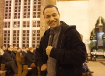 Rafael, rekolekcjonista z Brazylii, opowiadał młodym słuchaczom o swoim doświadczeniu Boga 
