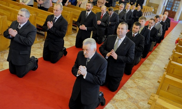 Nowa grupa nadzwyczajnych szafarzy Komunii św. to 18 mężczyzn