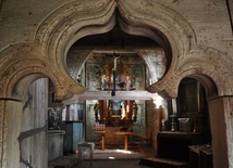 Wnętrze zabytkowego kościoła w Iwkowej