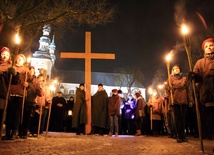Droga Krzyżowa ulicami Łowicza rozpoczęła się przed bazyliką katedralną
