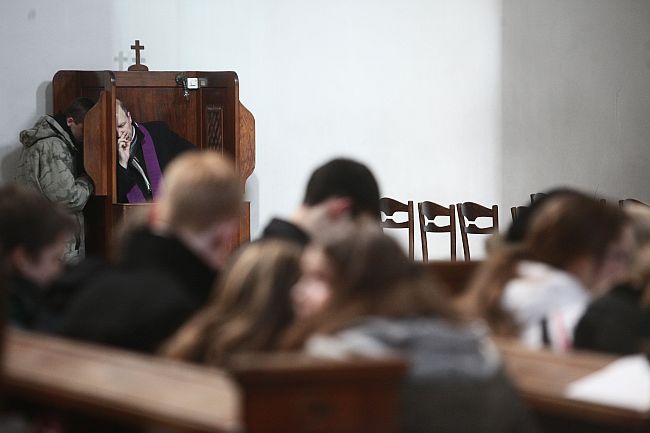 Bp Tadeusz Pikus do młodzieży: Bóg jest bezradny wobec niewiary