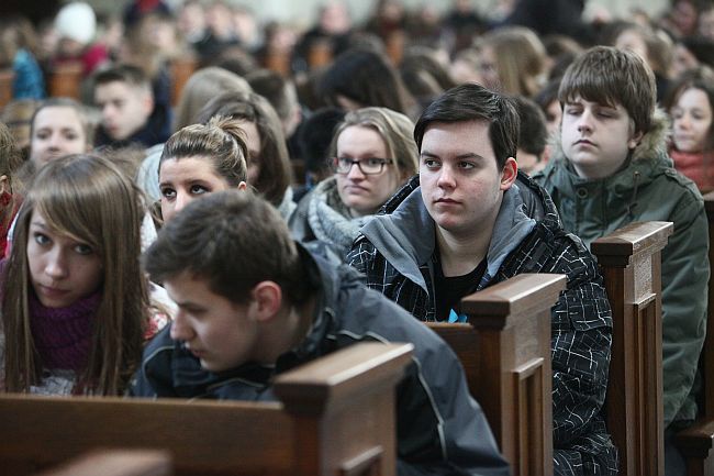 Bp Tadeusz Pikus do młodzieży: Bóg jest bezradny wobec niewiary