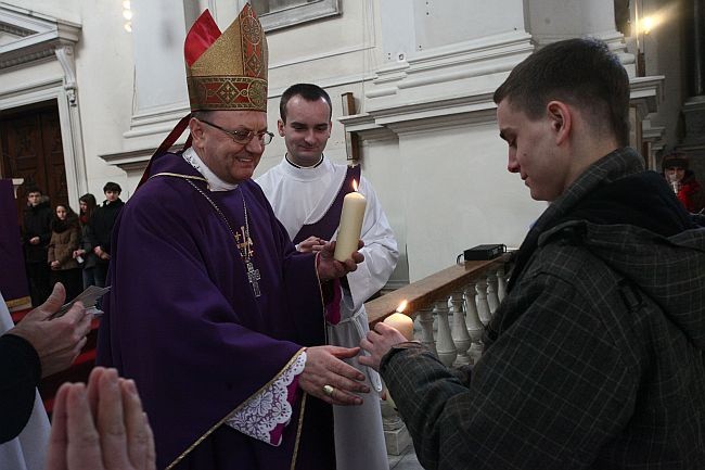 Bp Tadeusz Pikus do młodzieży: Bóg jest bezradny wobec niewiary