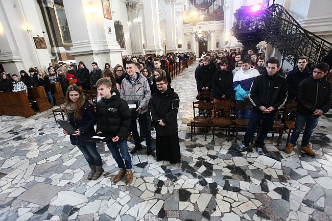 Bp Tadeusz Pikus do młodzieży: Bóg jest bezradny wobec niewiary