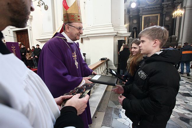 Bp Tadeusz Pikus do młodzieży: Bóg jest bezradny wobec niewiary