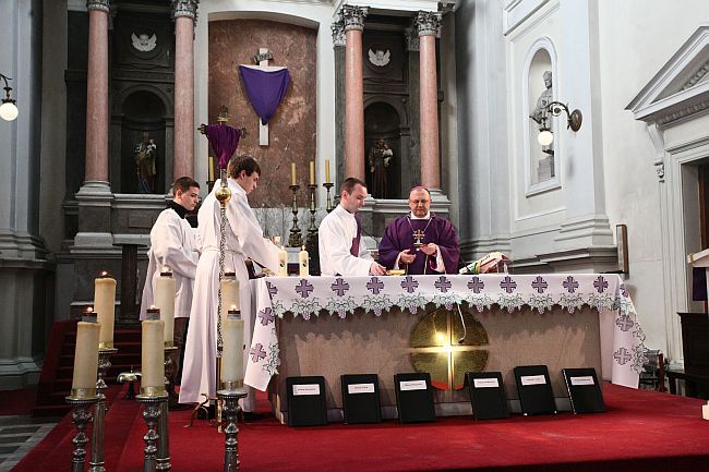 Bp Tadeusz Pikus do młodzieży: Bóg jest bezradny wobec niewiary