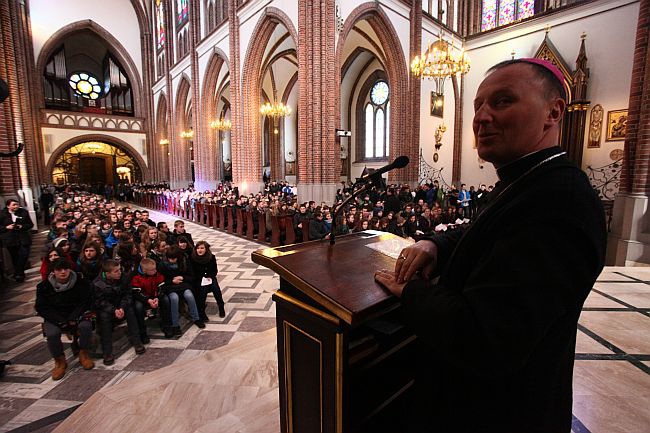 Młodzież w katedrze św. Michała Archanioła i św. Floriana na Pradze