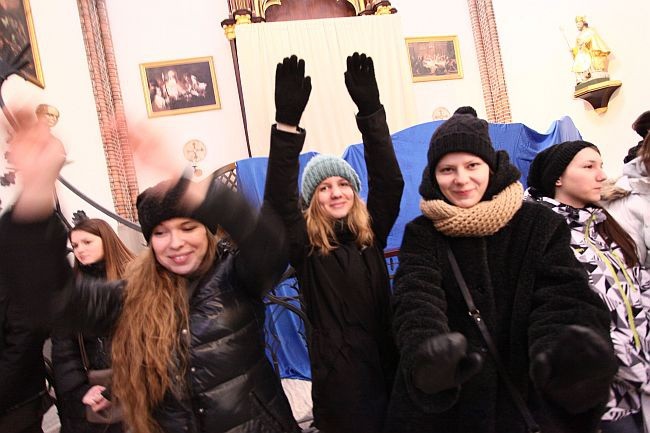 Młodzież w katedrze św. Michała Archanioła i św. Floriana na Pradze