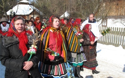 W czasie procesji na pola śpiewom przewodniczyły członkinie zespołów ludowych
